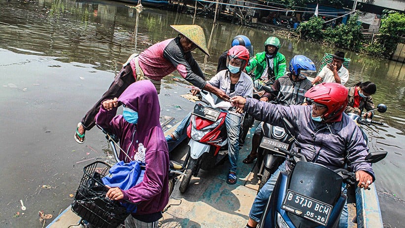 Perahu Eretan, Jasa Murah Membantu Warga Menyeberangi Kali Angke - Bagian 2