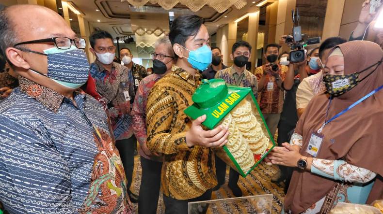 Kunjungi Pameran UMKM, Gibran Borong Kerupuk Legendaris Solo 