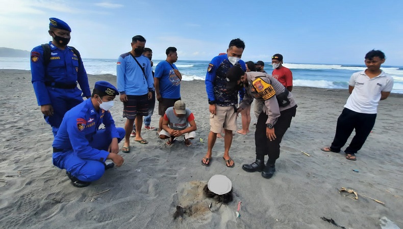 Geger Penemuan Mayat dalam Posisi Bertapa Terkubur di Pantai Bantul, Dokter: Sudah Sebulan Tewas