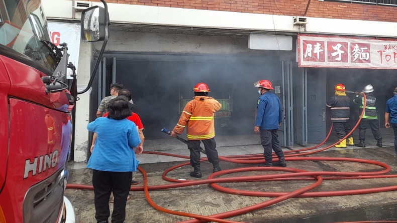 Rumah Makan Bakmi di Jalan Sutomo Medan Ludes Terbakar