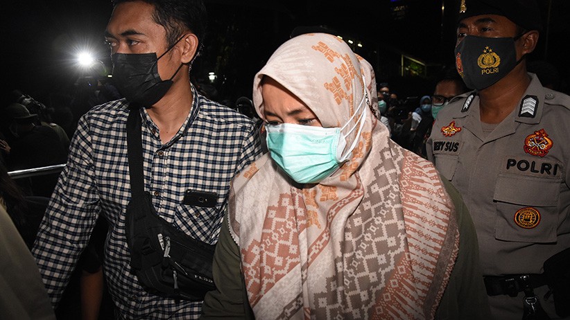 Terjerat OTT, Bupati Kolaka Timur Tiba di Gedung KPK - Bagian 1