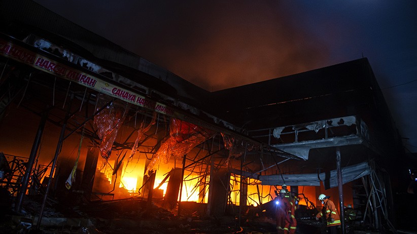 Pasar Swalayan di Kawasan Cilandak Ludes Terbakar - Bagian 1