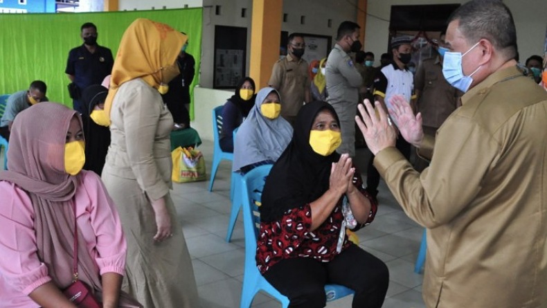 Pemerintah Provinsi Bagikan Ribuan Paket Bantuan Pangan di Kota Gorontalo