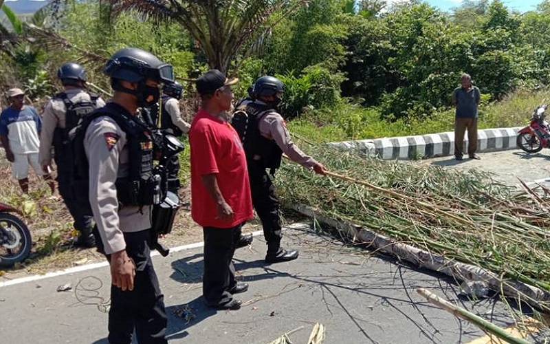 title Brimob Maluku Bantu Buka Akses Jalan yang Sempat Ditutup Warga Adat Papua Brimob Maluku Bantu Buka Akses Jalan yang Sempat Ditutup Warga Adat Papua