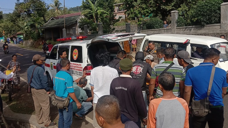 Minibus Tabrak Pejalan Kaki hingga Terpental Masuk Parit, Korban Kritis