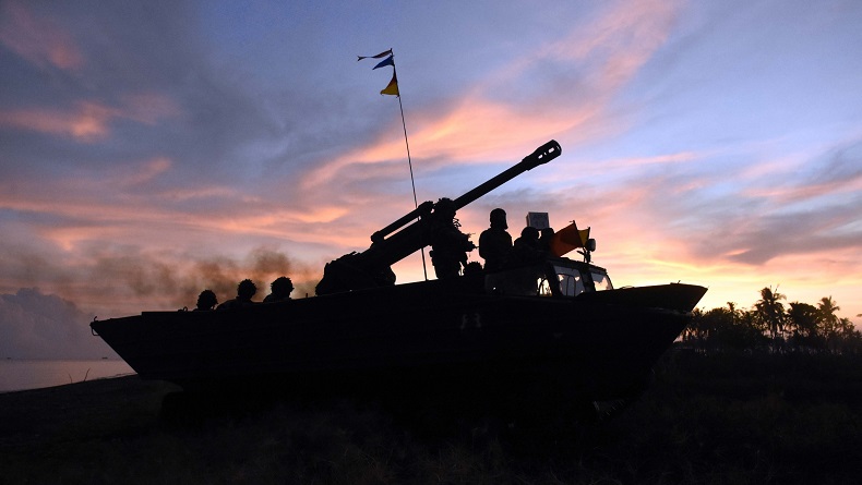 Meriam Artileri Korps Marinir TNI AL Hancurkan Pertahanan Musuh