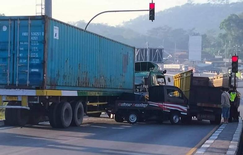 Diduga Rem Blong, Truk Trailer Hantam Sejumlah Kendaraan di Exit Tol Bawen