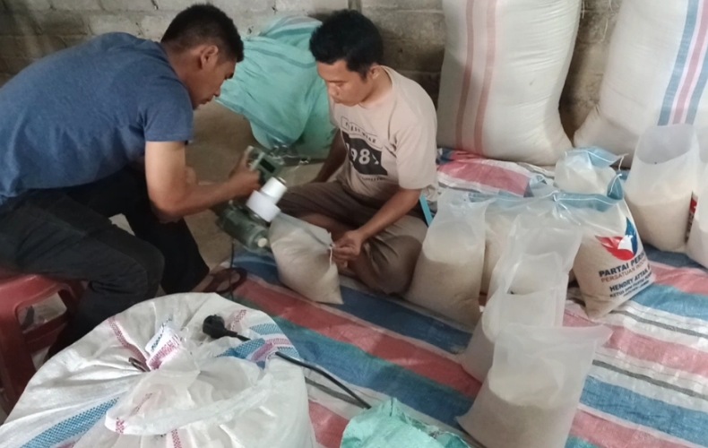 title Sambut HUT ke-7, Perindo Jambi Salurkan Bantuan 10 Ton Beras ke Warga Terdampak Covid-19 Sambut HUT ke-7, Perindo Jambi Salurkan Bantuan 10 Ton Beras ke Warga Terdampak Covid-19