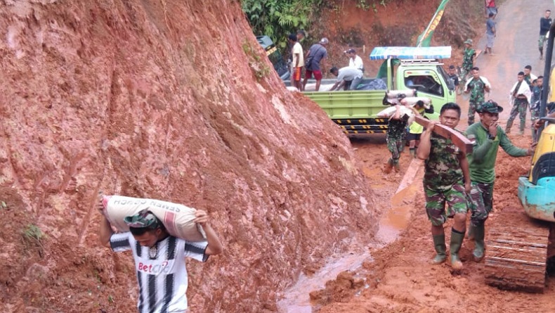 title Warga Kampung Pindang Semangat Membantu Pikul Material ke Lokasi TMMD di Sangihe  Warga Kampung Pindang Semangat Membantu Pikul Material ke Lokasi TMMD di Sangihe