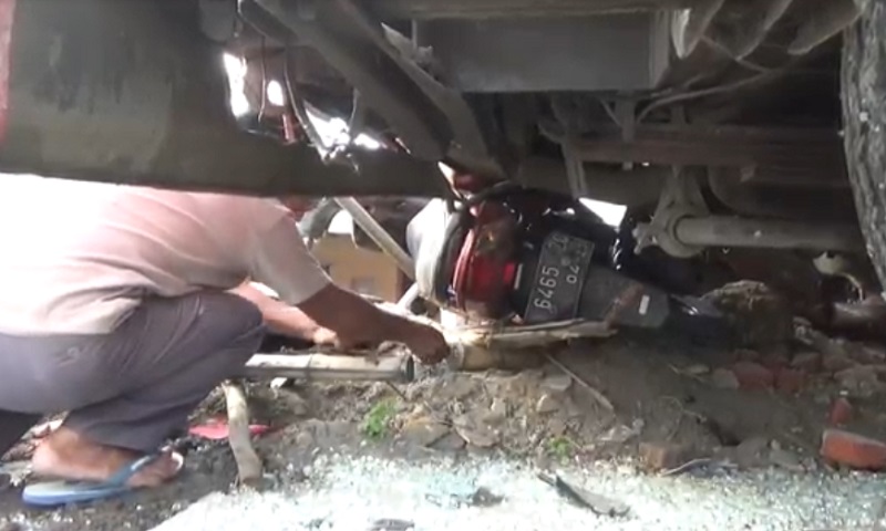 Truk Fuso Oleng Tabrak Rumah dan 3 Kendaraan di Jombang, 1 Korban Luka