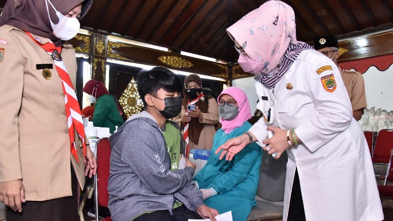 Kegiatan Vaksinasi Covid-19 di Sukoharjo Sempat Diwarnai Penumpukan Antrean  