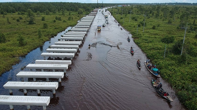 Jalan Trans Kalimantan Sepanjang 2,5 Km Banjir, Perahu Jadi Alat Transportasi - Bagian 1