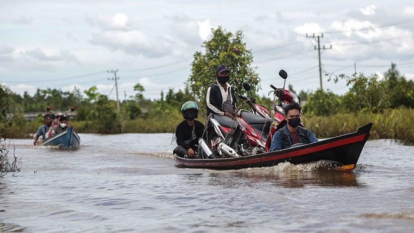 Jalan Trans Kalimantan Sepanjang 2,5 Km Banjir, Perahu Jadi Alat Transportasi - Bagian 2
