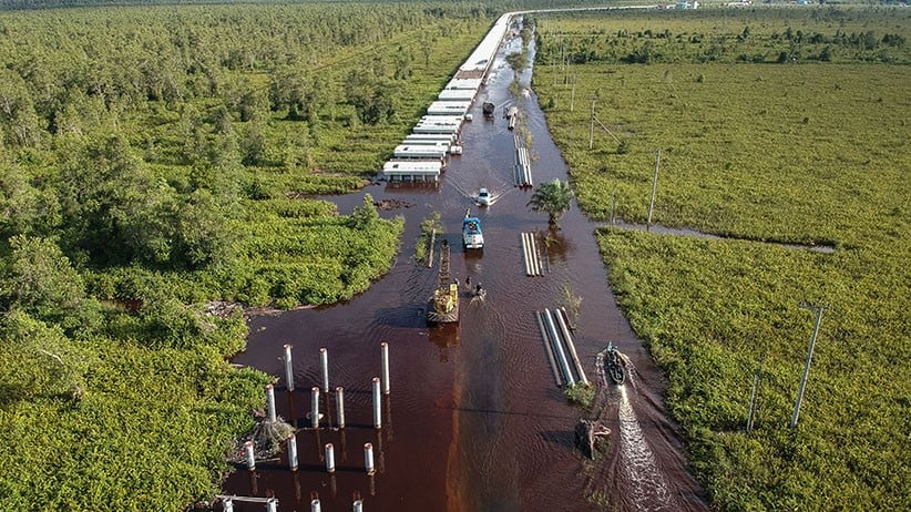 Jalan Trans Kalimantan Sepanjang 2,5 Km Banjir, Perahu Jadi Alat Transportasi - Bagian 3