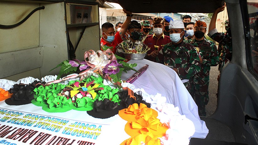 Jenazah Prajurit TNI Gugur Diserang Teroris Dibawa ke Kalimantan Barat - Bagian 1