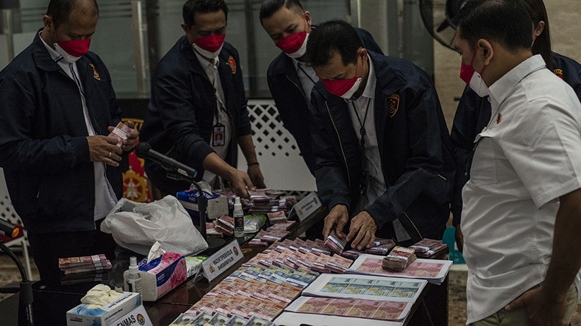 Bareskrim Polri Pamer Tumpukan Uang Palsu Hasil Ungkap Kejahatan - Bagian 3