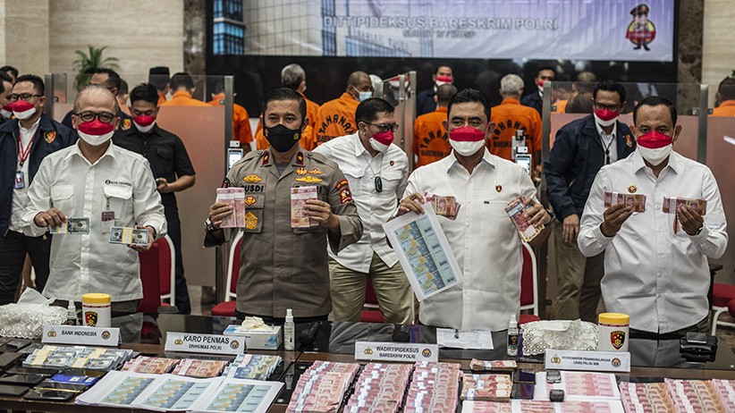 Bareskrim Polri Pamer Tumpukan Uang Palsu Hasil Ungkap Kejahatan - Bagian 4