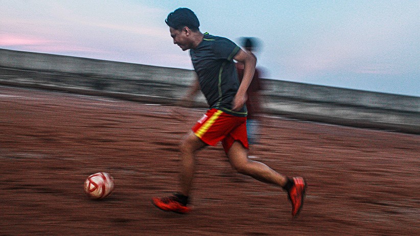 Potret Remaja Bermain Sepak Bola di Pinggir Tanggul Muara Baru - Bagian 2