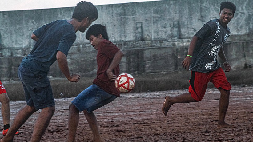 Potret Remaja Bermain Sepak Bola di Pinggir Tanggul Muara Baru - Bagian 3