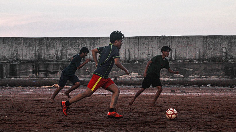 Potret Remaja Bermain Sepak Bola di Pinggir Tanggul Muara Baru - Bagian 4