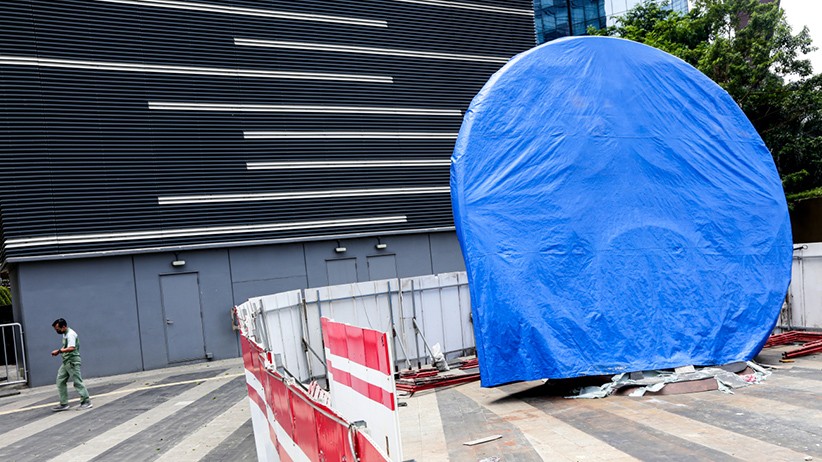 Penampakan Tugu Sepeda Ditutup Terpal Biru - Bagian 2