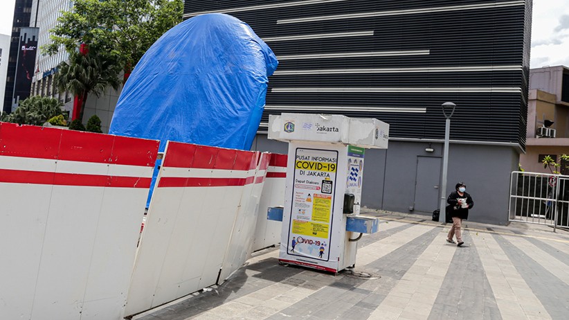 Penampakan Tugu Sepeda Ditutup Terpal Biru - Bagian 4