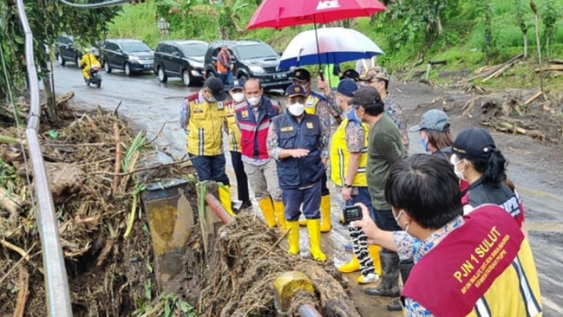 title Kementerian PUPR Janji Rehabilitasi Jembatan Rusak Diterjang Banjir Bandang di Mitra Kementerian PUPR Janji Rehabilitasi Jembatan Rusak Diterjang Banjir Bandang di Mitra