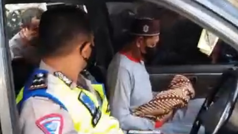 Terpuji, Polisi Antarkan Satu Keluarga Bawa Jenazah Bayi ke Cikakak Sukabumi