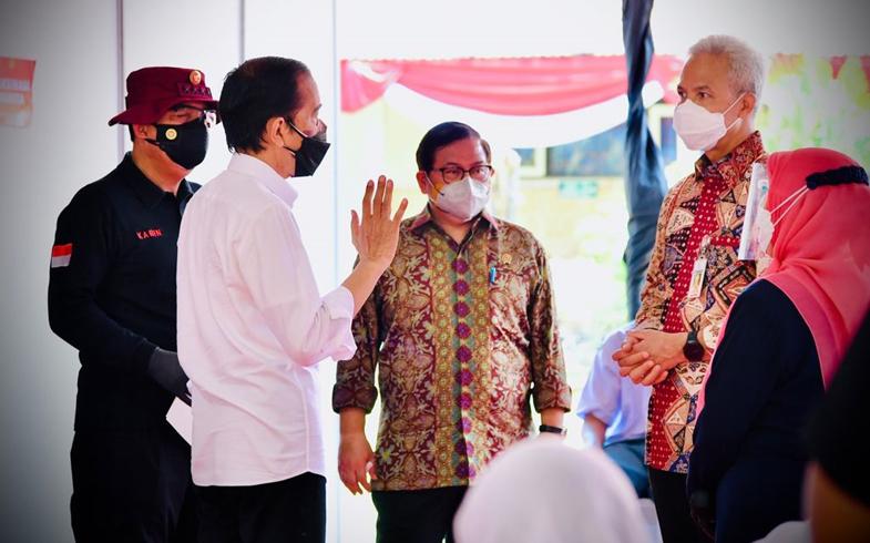Momen Jokowi Bagi Kaos dan Ganjar Bagikan Roti ke Warga Cilacap