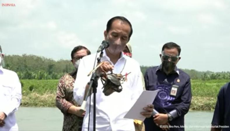 Tanam Mangrove bersama Warga Cilacap, Jokowi Dapat 2 Ekor Kepiting