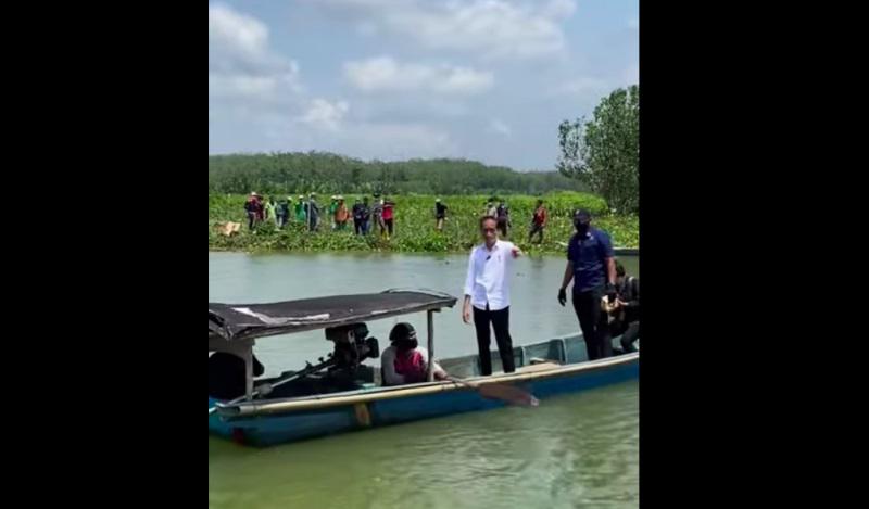 Penampakan Presiden Jokowi Naik Perahu Kayu Seberangi Sungai di Cilacap