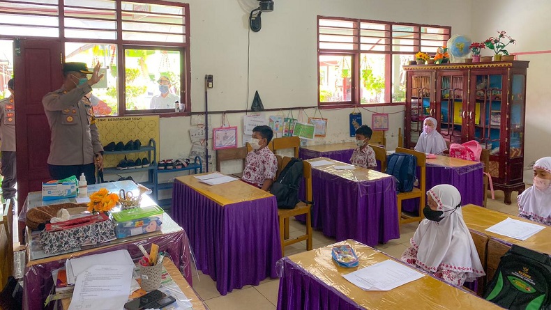 title Kapolres Enrekang Keliling Sekolah untuk Edukasi Penerapan Prokes Pembelajaran Tatap Muka Kapolres Enrekang Keliling Sekolah untuk Edukasi Penerapan Prokes Pembelajaran Tatap Muka