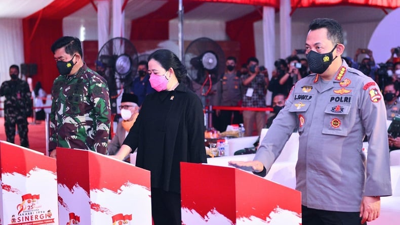 Tinjau Vaksinasi Massal Akabri 96 di Tangerang, Kapolri: Terus Bekerja Keras Tanggulangi Covid-19