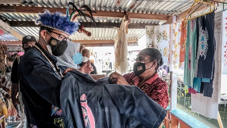 Kombinasikan Wisata Alam dan Literasi, Sandiaga Uno Yakinkan Kebangkitan Ekonomi di Tanah Papua