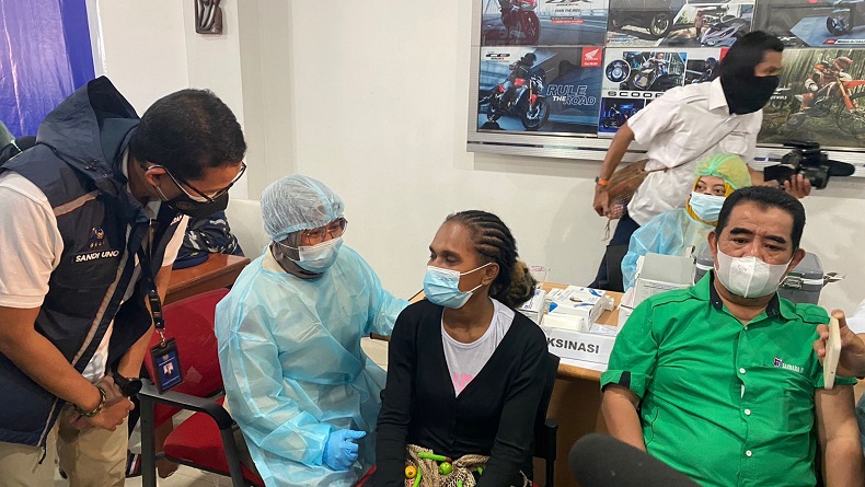 Warga Bahagia Dapat Dosis Vaksin Pertama, Sandiaga Uno: Jadi Awal Kebangkitan Ekonomi Papua