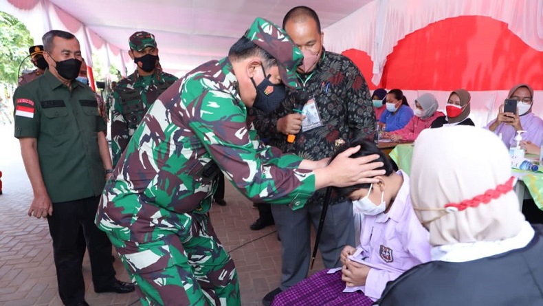 Panglima TNI Tinjau Vaksinasi di SMPN Pekanbaru, Siswa Diajak Berdialog agar Tak Takut Disuntik