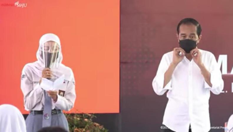 Baca Puisi di Samping Jokowi, Siswi SMA Cilacap: Semoga Dapat Sepeda dari Bapak 
