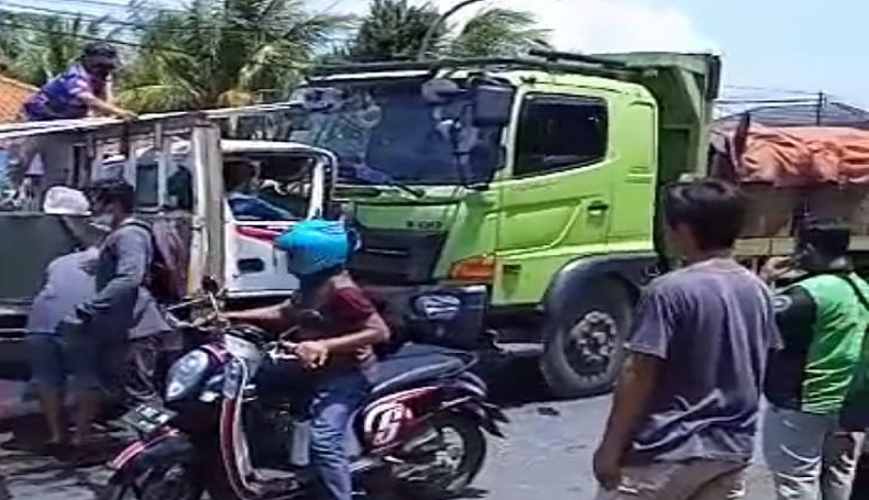  Brak, 2 Truk Bertabrakan di Jalan Raya Sadang Purwakarta, Sopir Luka-Luka