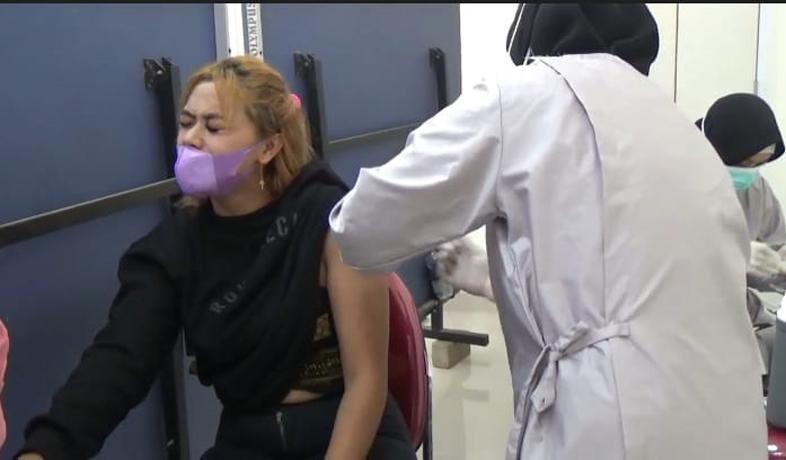  Lengan Bertato, Perempuan Pekerja Karaoke Ini Ketakutan saat Akan Disuntik Vaksin