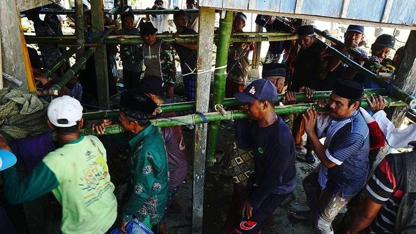 Masyarakat Mamuju Gotong Royong Memindahkan Rumah Tradisional  - Bagian 2