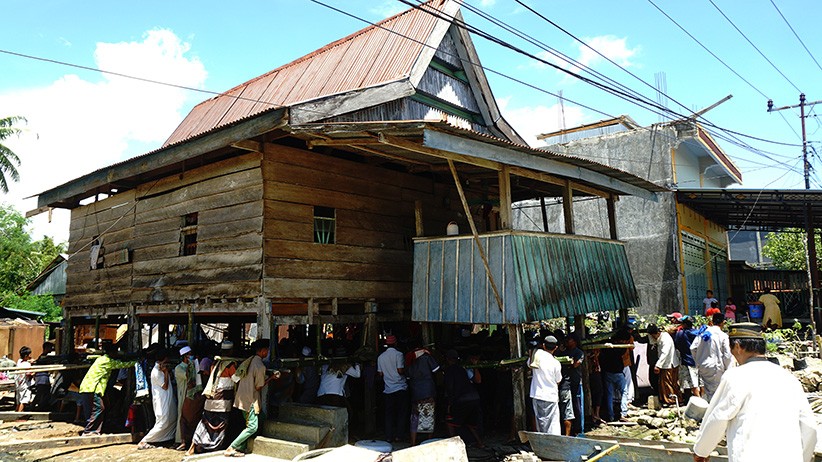 Masyarakat Mamuju Gotong Royong Memindahkan Rumah Tradisional  - Bagian 1
