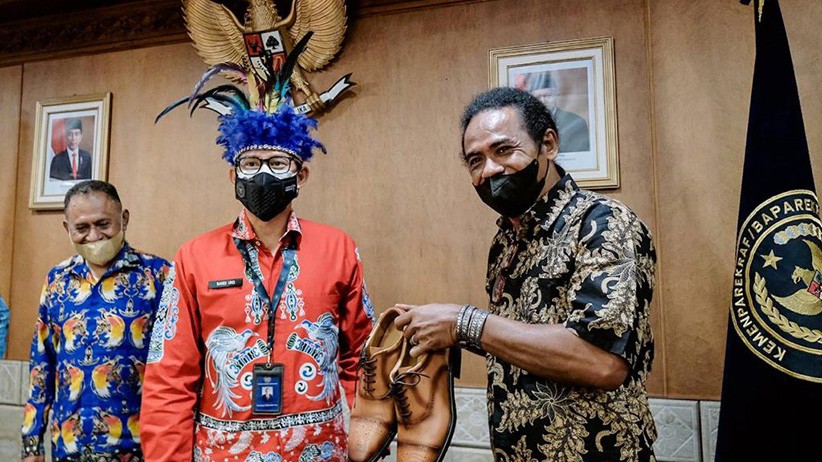 Momen Sandiaga Uno Bertemu Tokoh Masyarakat Adat Papua  - Bagian 1