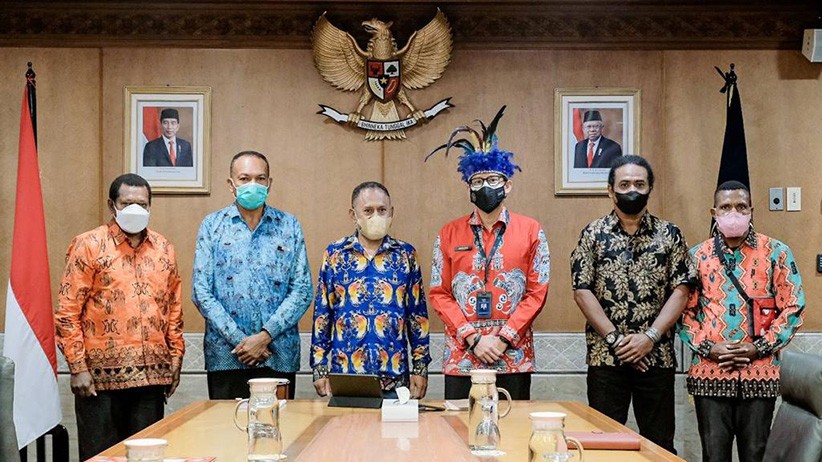 Momen Sandiaga Uno Bertemu Tokoh Masyarakat Adat Papua  - Bagian 4