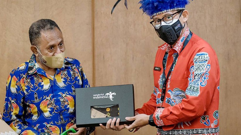 Momen Sandiaga Uno Bertemu Tokoh Masyarakat Adat Papua  - Bagian 3