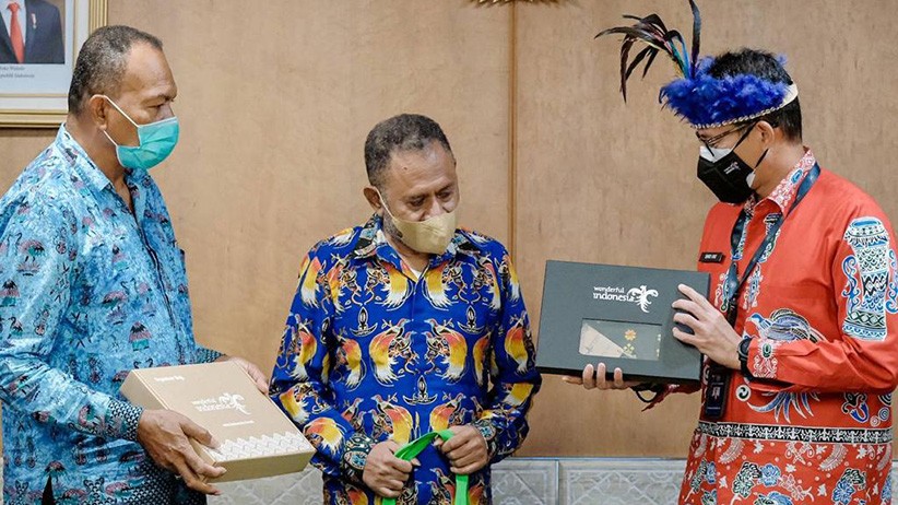 Momen Sandiaga Uno Bertemu Tokoh Masyarakat Adat Papua  - Bagian 2