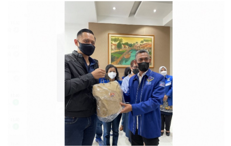 Kunjungan ke Kalbar, AHY Dihadiahi Kopi Liberika Kayong Utara Peraih Rekor MURI