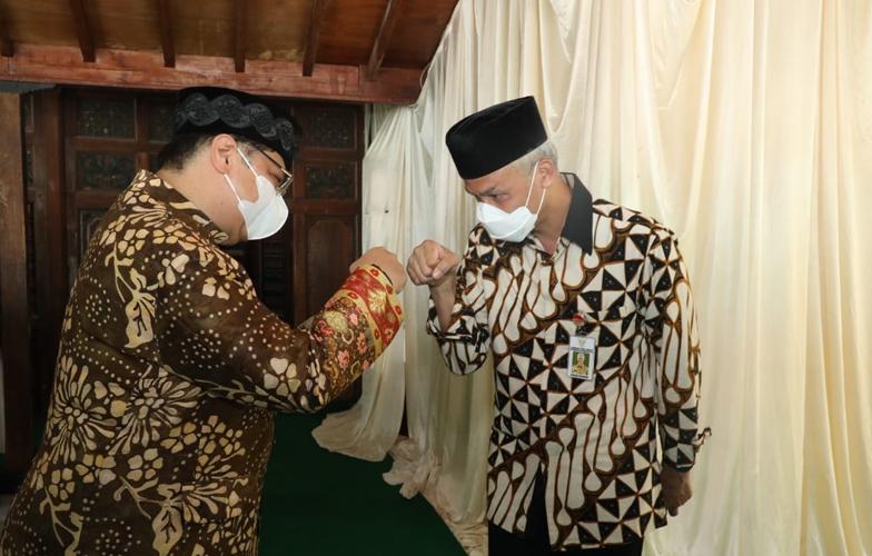 title Tradisi Grebeg Apem Yaqowiyyu Kyai Ageng Gribig di Klaten, Airlangga dan Ganjar Saling Tos Tradisi Grebeg Apem Yaqowiyyu Kyai Ageng Gribig di Klaten, Airlangga dan Ganjar Saling Tos
