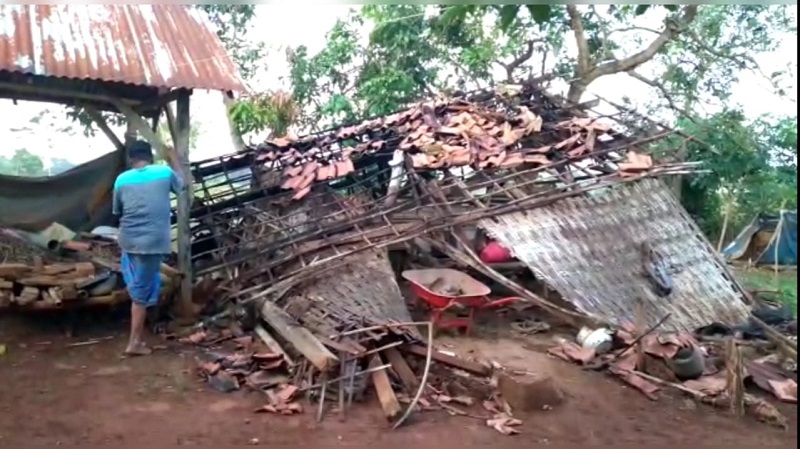 Hujan dan Angin Kencang Rusak Rumah di Bangkalan, Warga Ketakutan  
