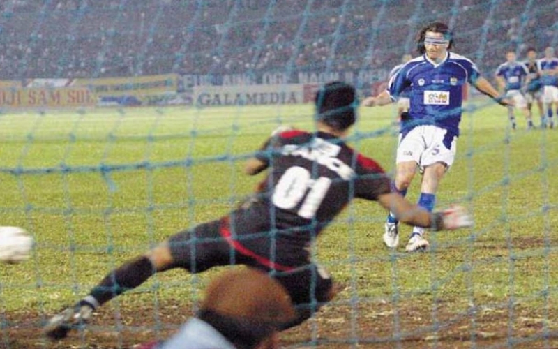 Si Raja Penalti Bermata Tertutup: Kisah Unik Bek Persib yang Menantang Batas