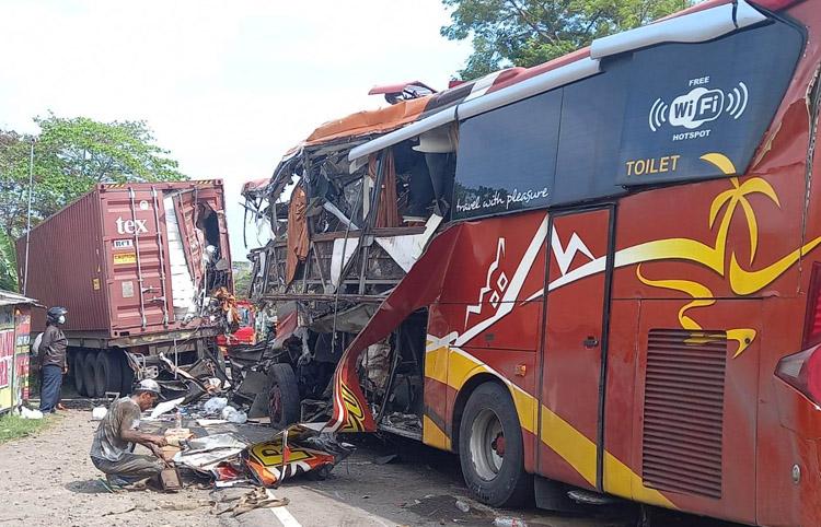 Bus Tabrak Truk Kontainer Parkir di Kulonprogo, 2 Korban Tewas dan 4 Terluka  